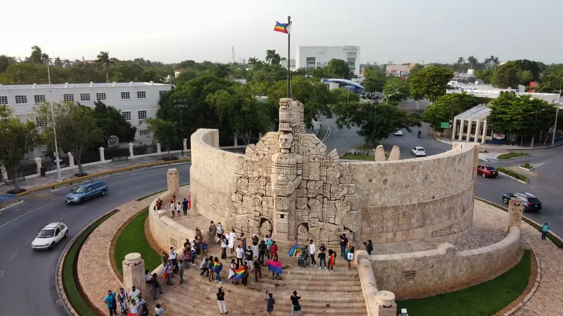 El Monumento a la Patria fue sede de festejos de la comunidad LGBT en Mérida, por la aprobación del matrimonio igualitario en Yucatán. Foto Israel Mijares