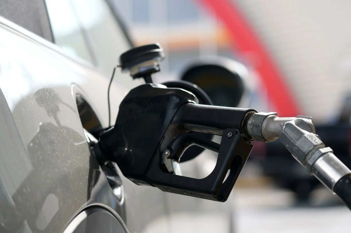 Carga en una estación de gasolina. Foto Ap