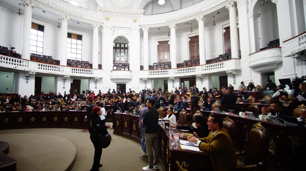 La sesión maratónica de más de 14 horas continuas en el Congreso de la Ciudad de México concluyó con la aprobación del paquete fiscal 2025, que prevé un gasto de 291 mil 525 millones 557 mil 665 pesos. Imagen tomada de @Congreso_CdMex