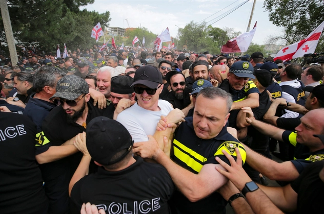 La policía bloquea a los opositores georgianos a los derechos de los homosexuales mientras intentan interferir en una fiesta del orgullo en Tbilisi, Georgia, el sábado 8 de julio de 2023. Foto Ap
