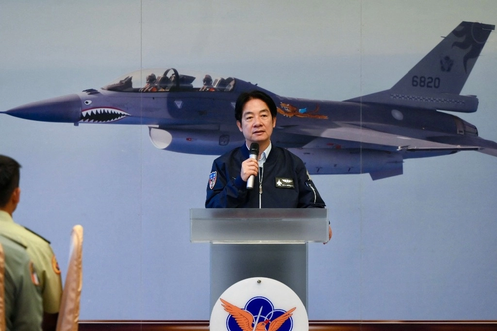El presidente de Taiwán, Lai Ching-te, durante una conferencia con el personal militar en la base de la fuerza aérea en Hualien, el 28 de mayo de 2024. Foto Afp