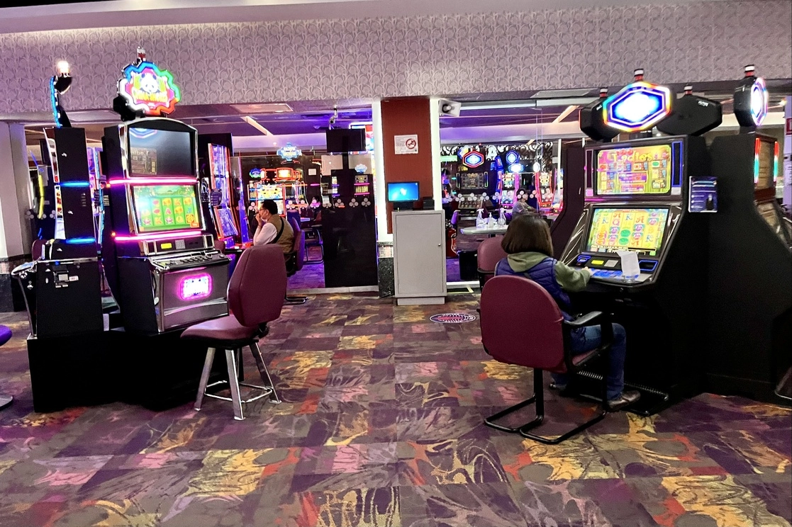 Con las modificaciones a la ley hacendaria de Nuevo León los casinos ya no tendrán que pagar impuestos por cada máquina que tienen en sus establecimientos. Foto Luis Castillo / Archivo