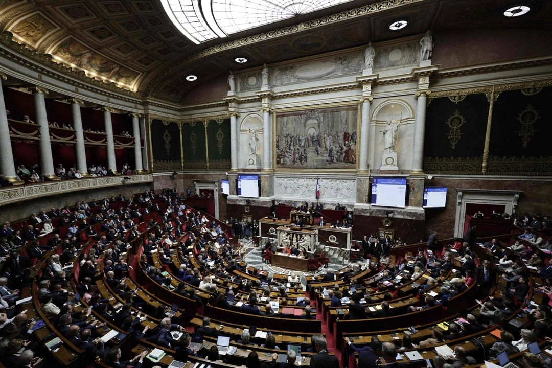 Los diputados aplauden la adopción del proyecto de ley sobre el derecho a la asistencia para morir tras la votación en la Asamblea Nacional, la cámara baja del parlamento francés, en París el 27 de mayo de 2025.