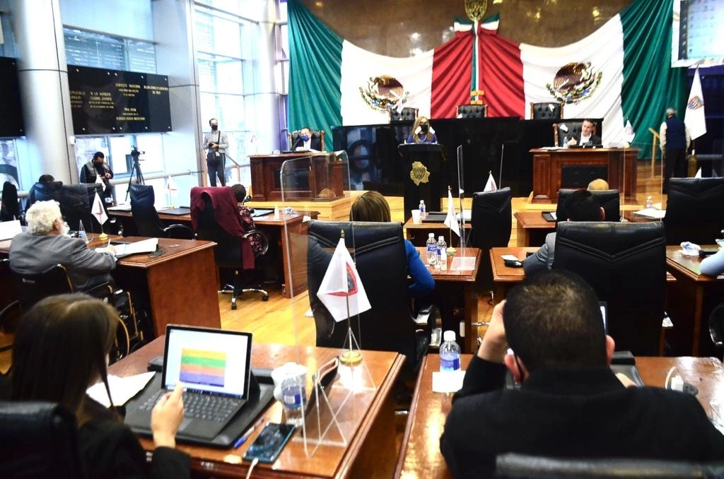 Legisladores de PAN, PRI, MC y PT aprobaron ayer en el Congreso de Chihuahua el dictamen de fortalecimiento financiero propuesto por la Secretaría de Hacienda del estado y la gobernadora panista María Eugenia Campos Galván. Foto 'La Jornada'