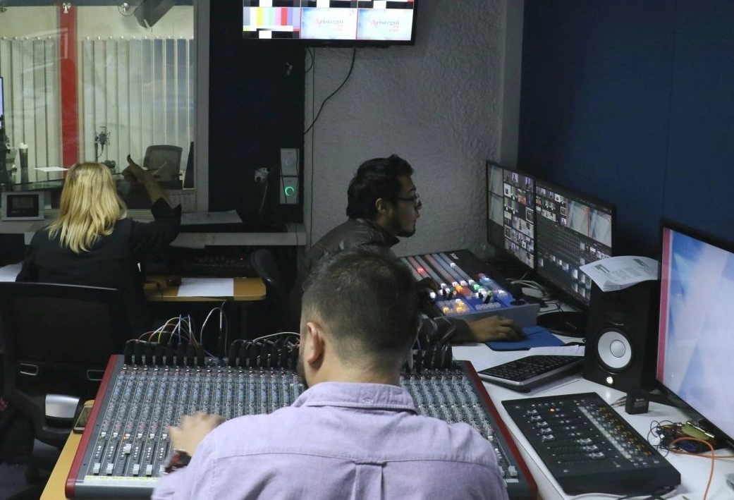 La comisión también aprobó un dictamen de reforma a la Ley Federal de Telecomunicaciones, para establecer explícitamente el reconocimiento de las personas con discapacidad como interlocutores de la radio y la televisión. En la imagen, durante las labores en una cabina radiofónica. Foto Cuartoscuro / Archivo 