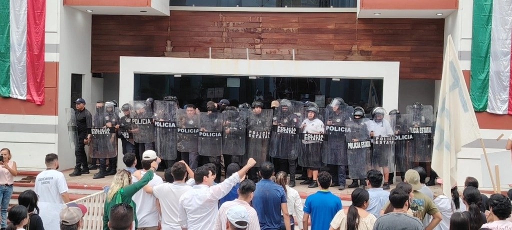 Ciudadanos protestaron contra la reforma en el Congreso de Colima. Foto Juan Carlos Flores