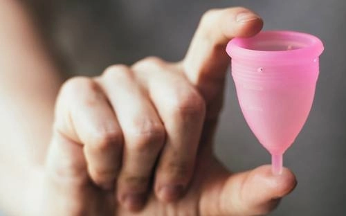 La reforma busca garantizar el acceso gratuito a los productos de higiene menstrual, empezando por el ámbito educativo. En la imagen, una copa menstrual, dispositivo elaborado con silicón médico de grado quirúrgico. Foto tomada de Internet / Archivo