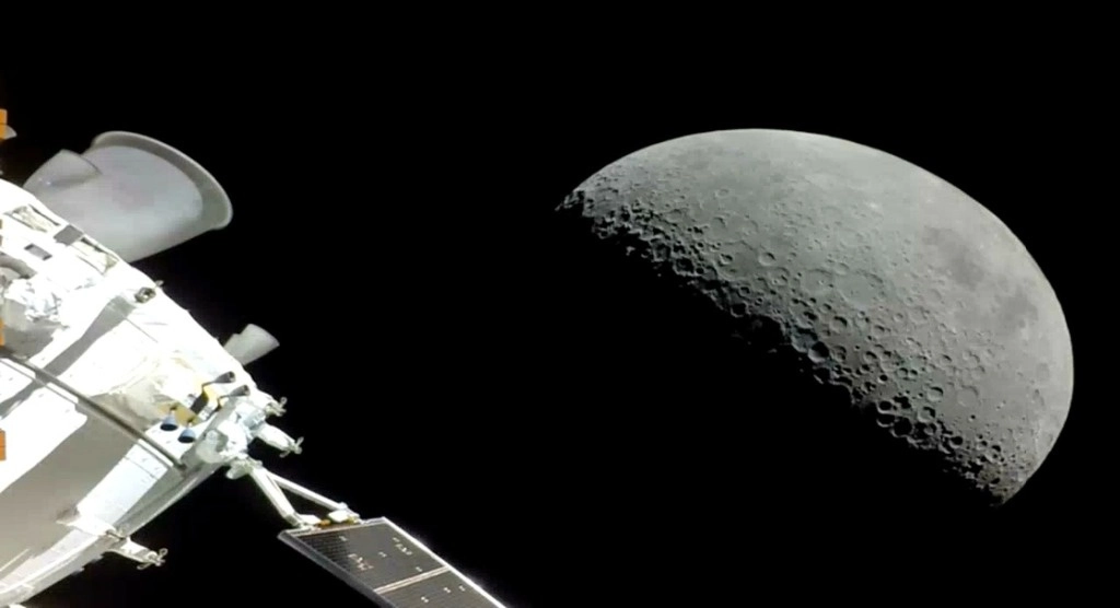La nave espacial Orión de la NASA sobrevuelo la Luna. Foto NASA vía Ap /Archivo