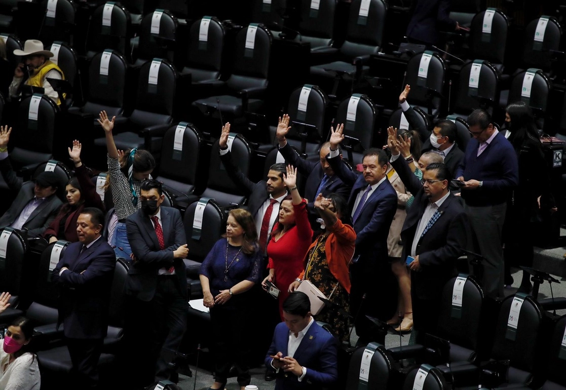Bancada de Morena durante una votación en la sesión ordinaria en la Cámara de Diputados de ayer miércoles 23 de febrero.  Foto Cristina Rodríguez