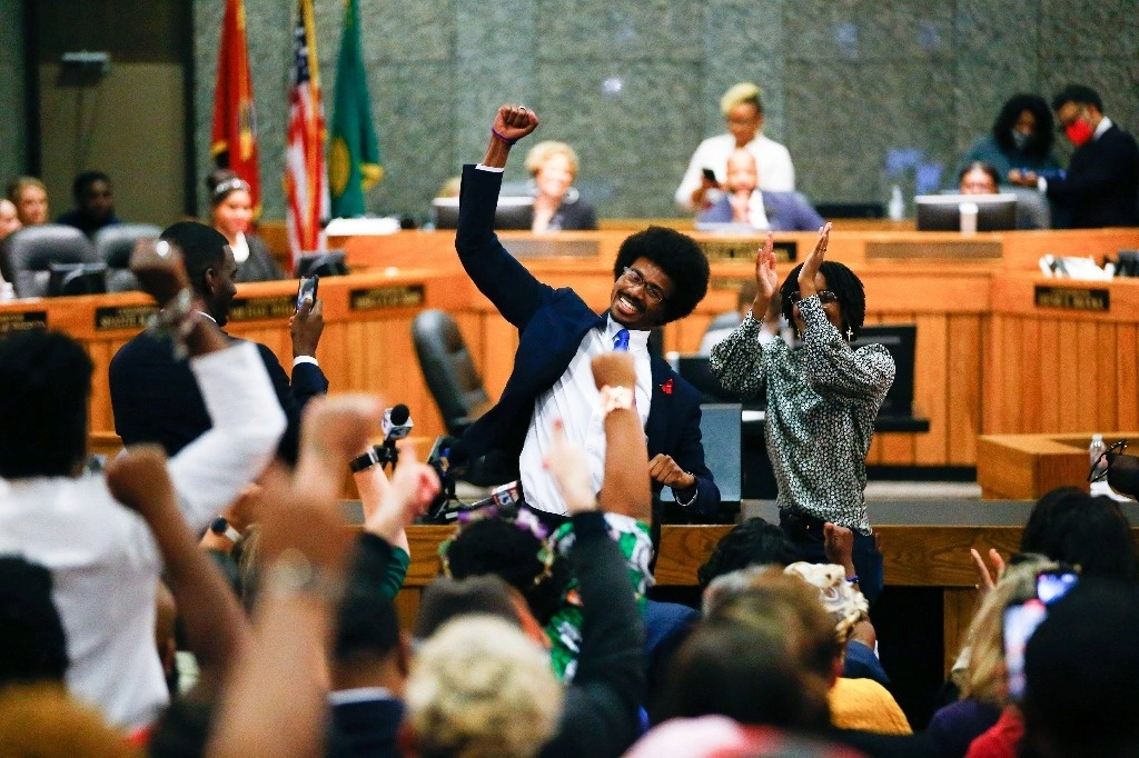 
Justin Pearson celebra con simpatizantes después de ser reincorporado a la Cámara de Representantes de Tennessee por el edificio de la Junta de Comisionados del Condado de Shelby en Memphis, Tennessee, el miércoles 12 de abril de 2023. Foto Ap