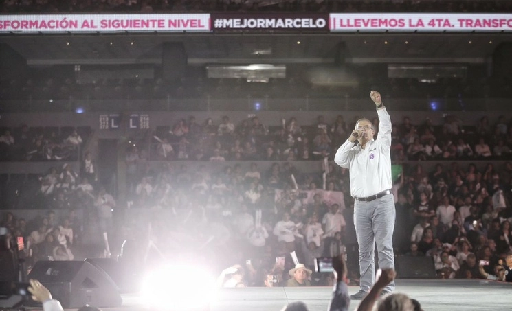 El aspirante a la Coordinación de la defensa de la 4T, Marcelo Ebrard, acompañado de su esposa Rosalinda Bueso, cierra su campaña en la Arena de la Ciudad de México, el 27 de agosto de 2023. Foto Marco Peláez