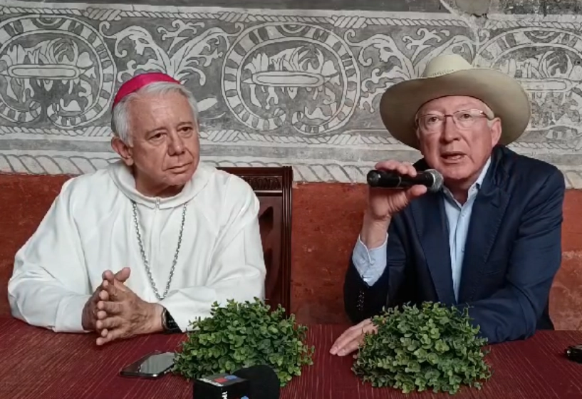 Ken Salazar, acudió este domingo a la misa del obispo de Cuernavaca y secretario del Episcopado Mexicano (CEM), Ramón Castro Castro. Después de la eucaristía el embajador ofreció este mensaje a los medios de comunicación, acompañado por el obispo Ramón Castro. Foto La Jornada
