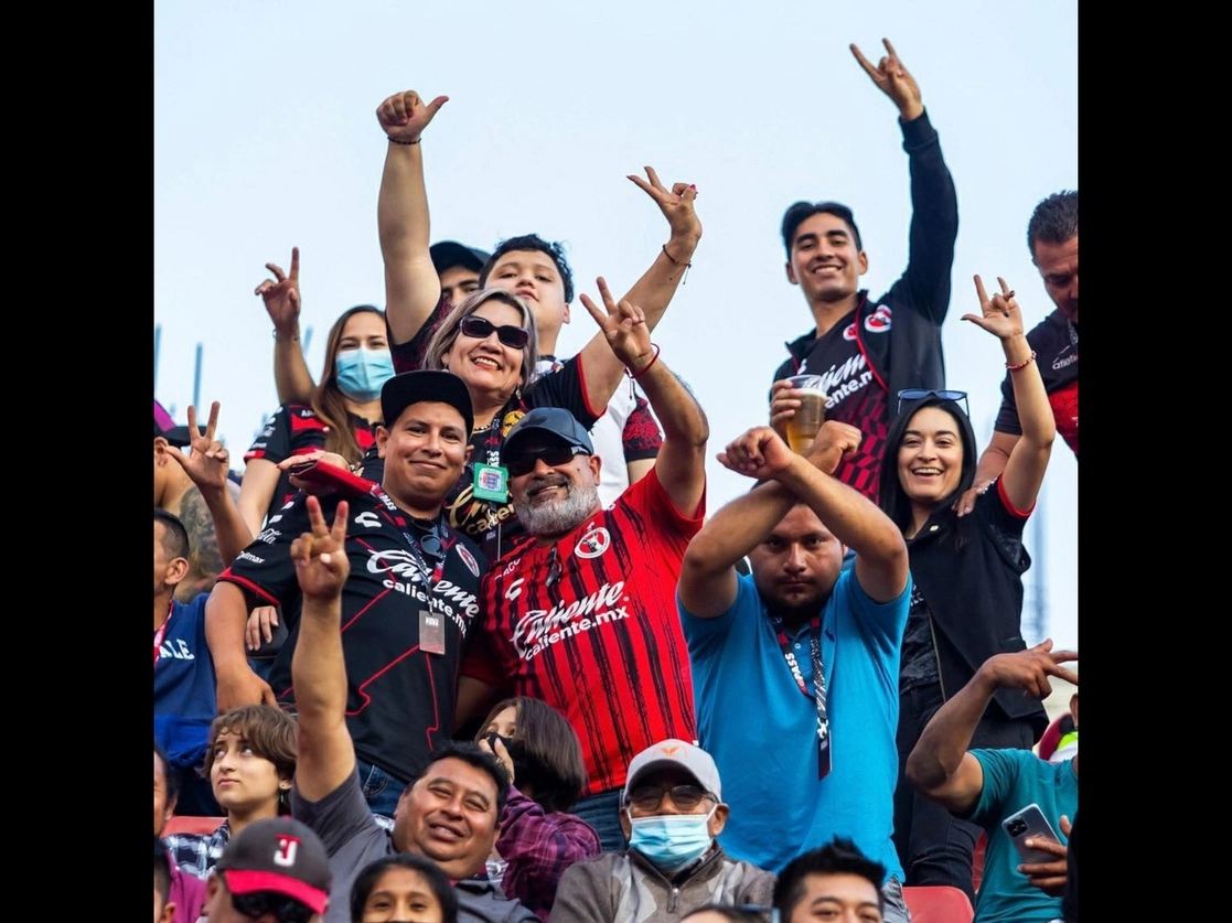 Playdoit, beat365 y Caliente Mx, que además de patrocinador del torneo tiene relación comercial con 13 equipos de la Liga, son empresas que compiten por el mercado online de apuestas en México. Foto tomada del Instagram de @xolos