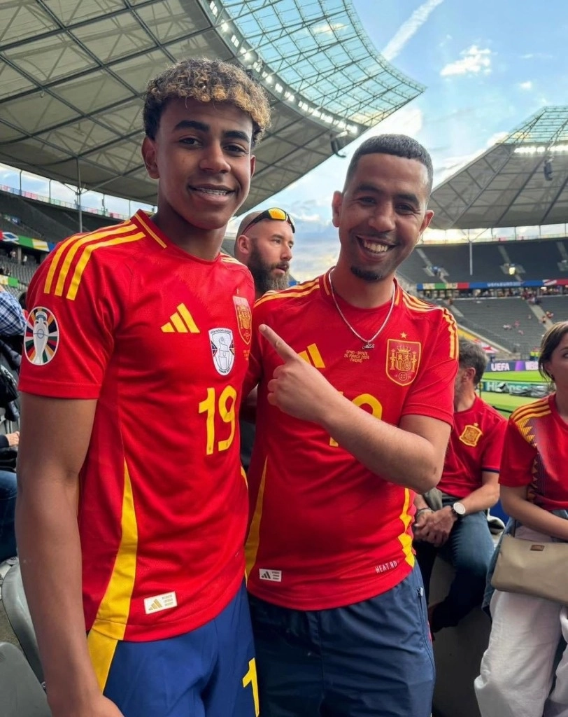 El jugador del Barcelona publicó una foto junto a su padre tras darse a conocer que fue apuñalado. Foto tomada de X @LamineeYamal.