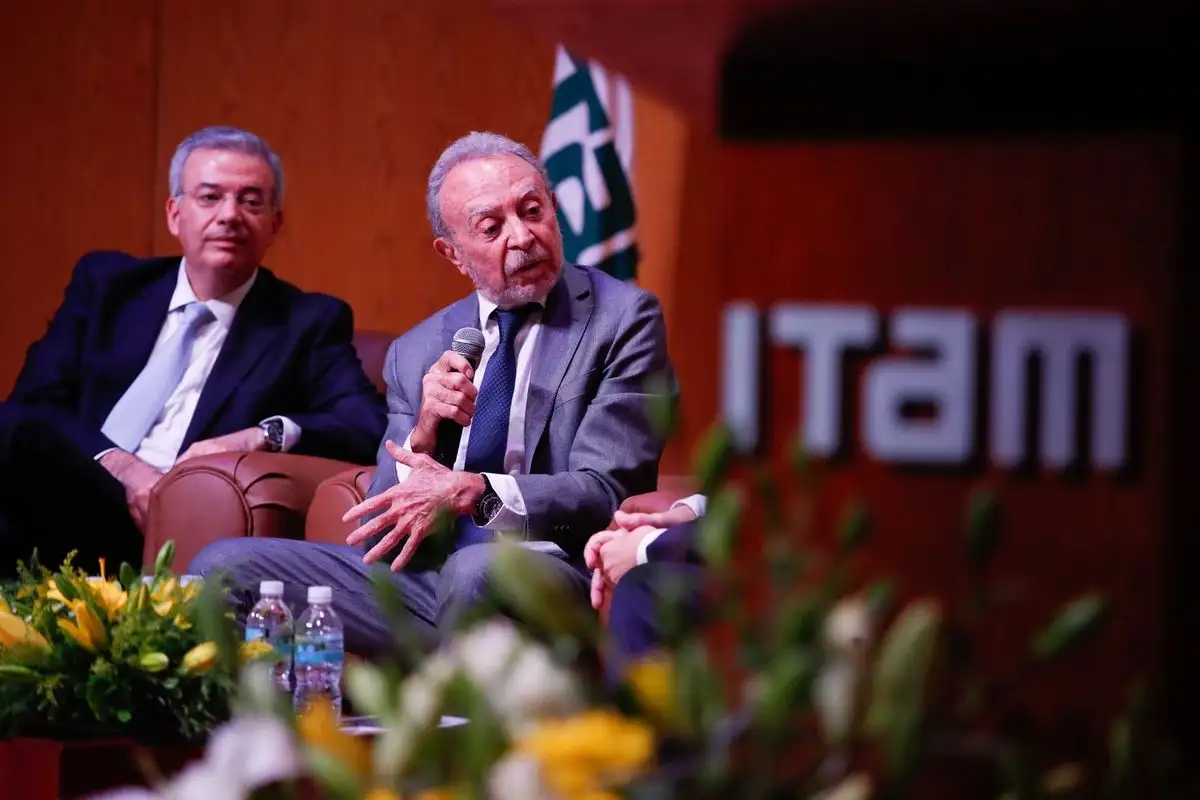 Los ex gobernadores del Banco de México, Alejandro Díaz de León y Guillermo Ortiz Martínez, durante la mesa 'Reflexiones en torno al Banco de México, una experiencia personal, en el centenario del Banco de México, Baluarte de la Institucionalidad 1925-2025', en el auditorio del ITAM. Foto