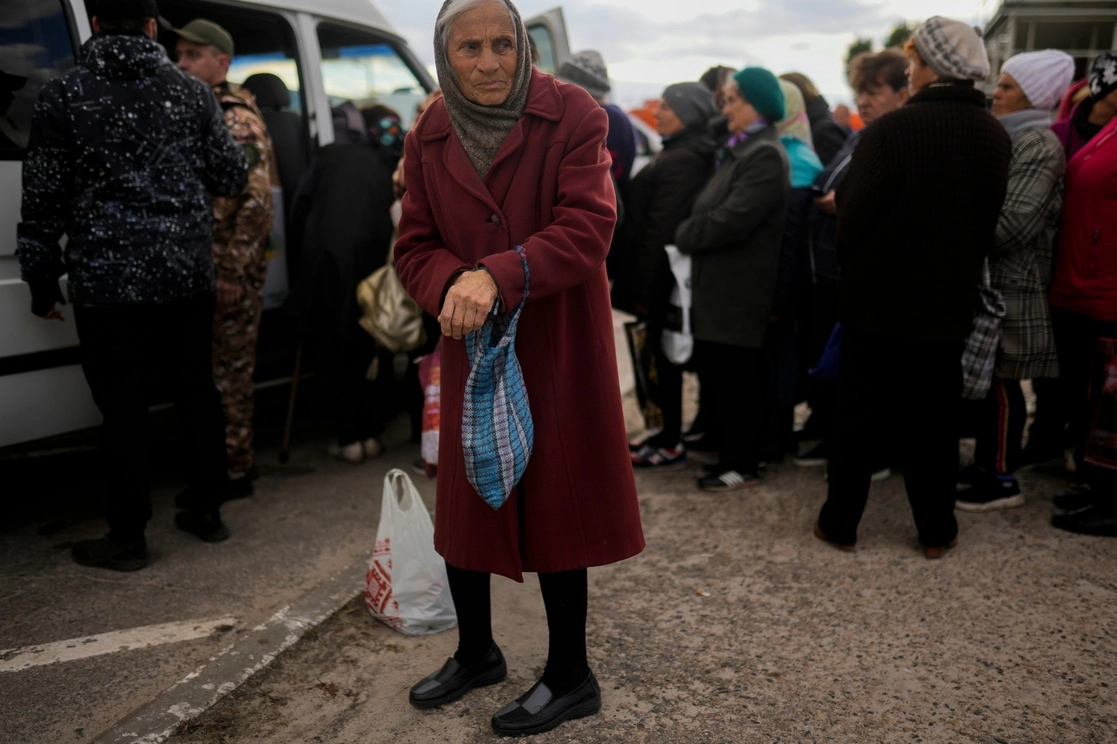 Civiles ucranios esperan la entrega de comida en Balaklia. Foto Ap.