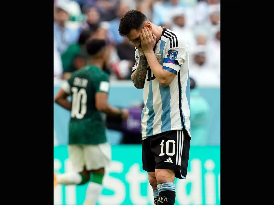 La escuadra que comanda Lionel Messi sufrió sorpresiva derrota de 2-1 ante Saudiarabia. Foto Ap