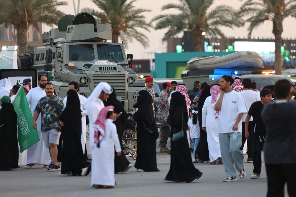 Saudíes asisten a una exposición del Ministerio del Interior para celebrar el 93.º Día Nacional de Arabia Saudita en Riad el 24 de septiembre de 2023. Foto Afp