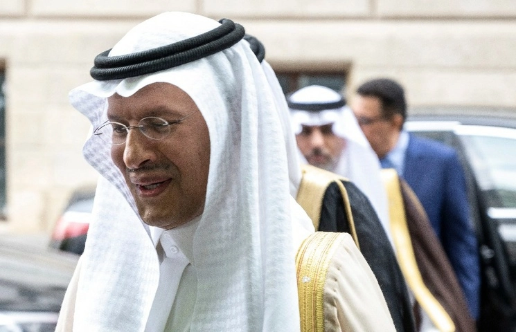 El ministro saudita de Energía, el príncipe Abdulaziz, dijo que el recorte de 1 millón de barriles diarios  por parte de Riad podría ampliarse más allá de julio si fuera necesario. Foto Afp