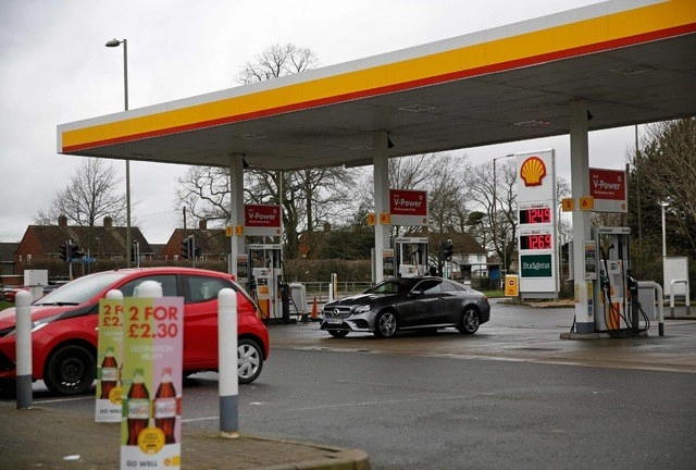 Una estación de gasolina de Shell, en Farnborough, al suroeste de Londres,el 10 de marzo de 2020, cuando los precios de los combustibles se han elevado tras el conflicto entre Arabia Saudita y Rusia. Foto Afp 