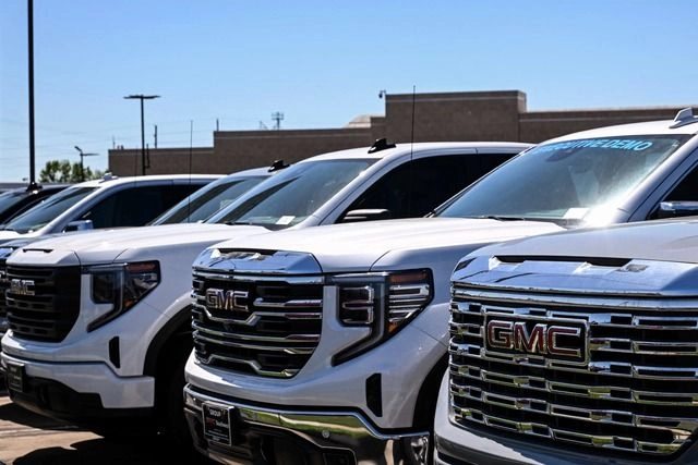 Venta de camionetas GMC en un concesionario de Houston, Texas. Foto 