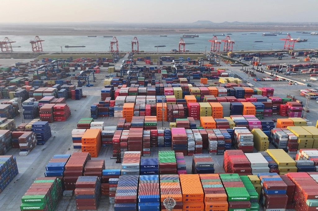 Contenedores en el puerto de Nanjing, en la provincia oriental china de Jiangsu, el 4 de febrero de 2025. Foto Afp
