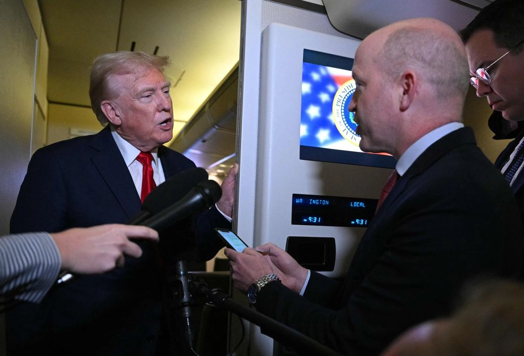 El presidente de Estados Unidos, Donald Trump, habla con periodistas a bordo del Air Force One, durante el vuelo de Palm Beach a la Base Conjunta Andrews, mientras regresa a la Casa Blanca en Washington, DC, el 13 de abril de 2025.