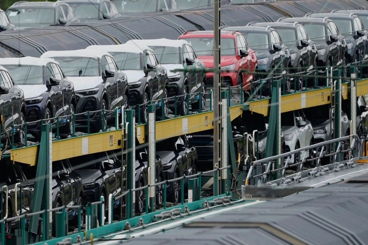 Cargamento de vehículos de Volkswagen y Audi espera su partida en una estación de ferrocarril de Múnich, en imagen de archivo. Foto 
