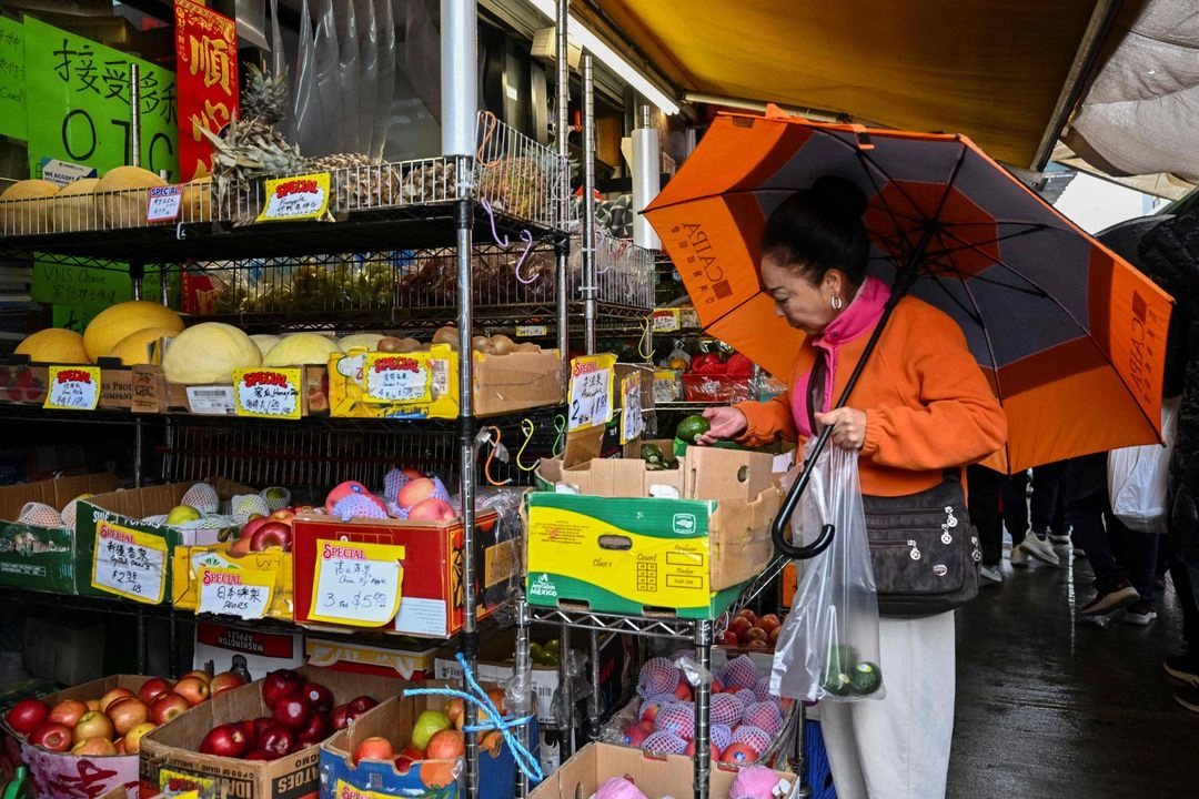 Una persona compra en un mercado del barrio chino en Nueva York, el 11 de abril de 2025. Foto 