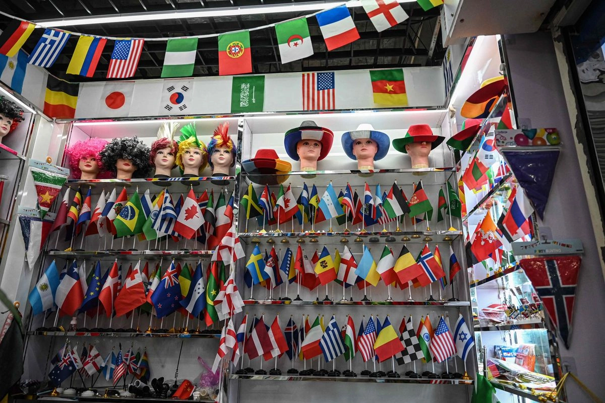 Productos se exhiben en una tienda de Yiwu, en el este de China, uno de los principales centros mundiales de producción al por mayor de pequeños artículos que atrae a compradores de todo el orbe, el 17 de septiembre de 2025. Foto 