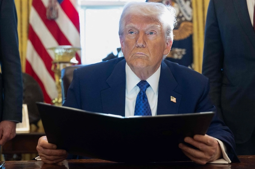El presidente Donald Trump durante un evento en la Oficina Oval de la Casa Blanca, el 14 de febrero de 2025. Foto Afp