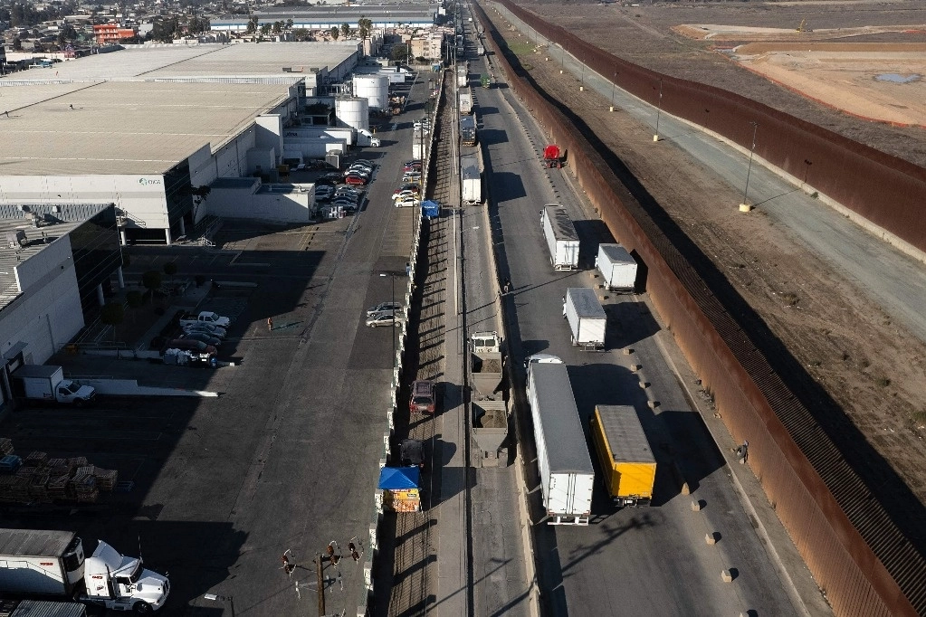 Camiones que se dirigen a cruzar la frontera con Estados Unidos. Foto Afp