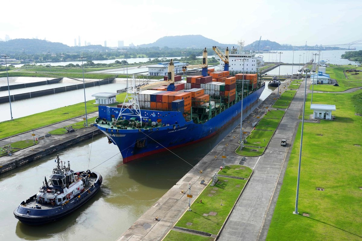 Un buque de carga y un remolcador navegan por las esclusas de Cocolí en el Canal de Panamá, el 12 de agosto de 2024. Foto