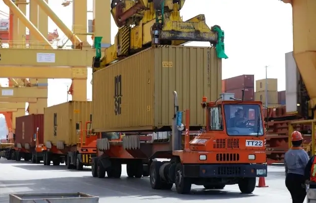 Traslado de mercancías en el puerto de Manzanillo. 