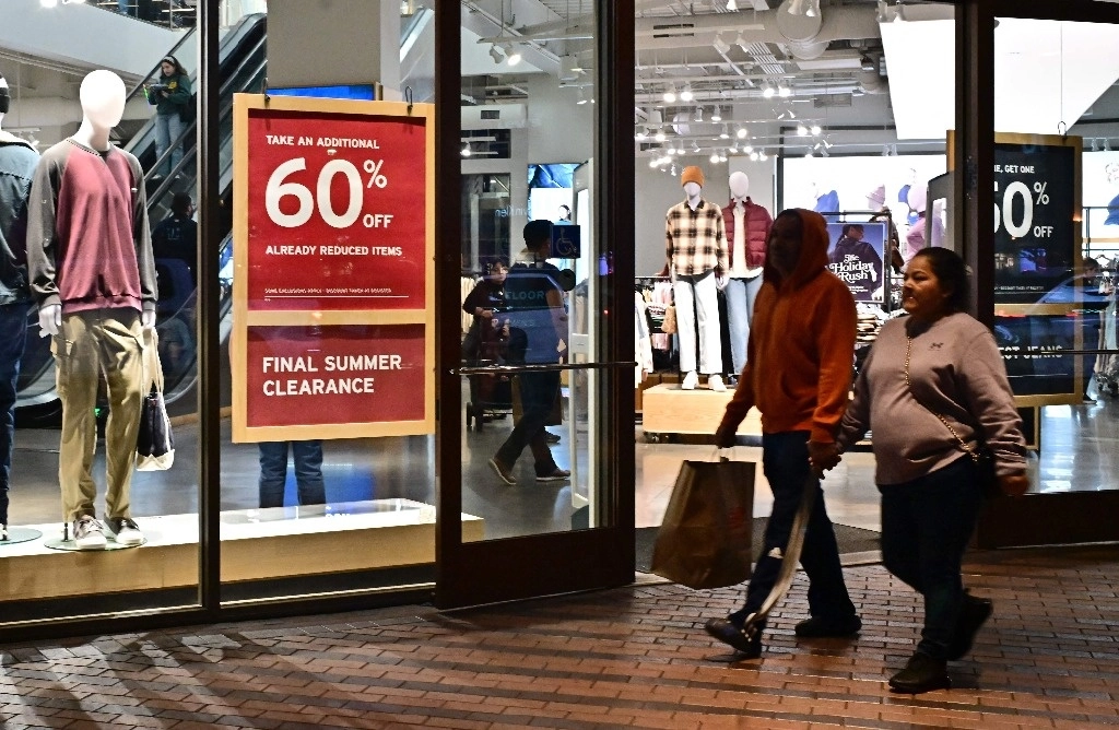 Centro comercial en Los Ángeles, California. Economistas en EU advierten que las nuevas políticas arancelarias dañarán la economía estadunidense y alimentarán la inflación. Foto Afp 