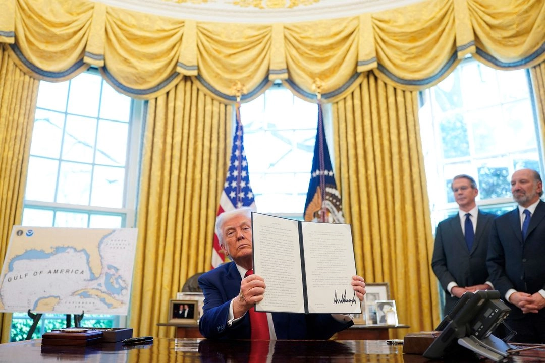El presidente Donald Trump sostiene una orden ejecutiva firmada en la Oficina Oval de la Casa Blanca el miércoles 9 de abril de 2025, en Washington. Foto