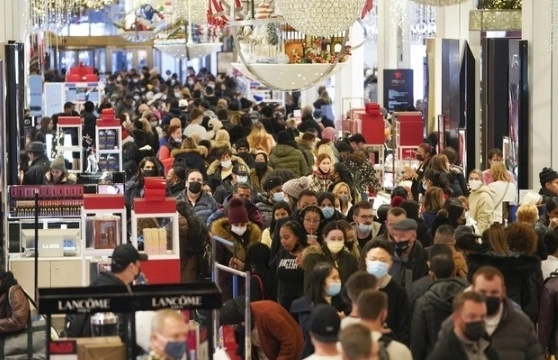 Economistas dijeron que los despidos sin precedentes de empleados del gobierno federal también estaban afectando el ánimo de los consumidores. Foto Xinhua / archivo