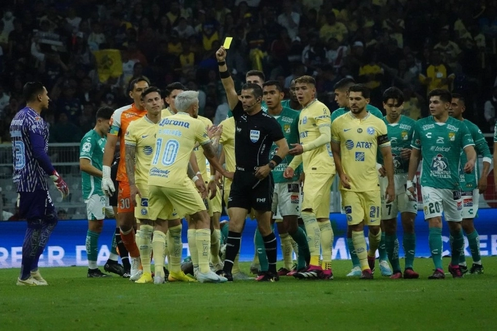 Para el ex titular de la Comisión de Árbitros, la forma en que los 11 jugadores de León agobiaron al silbante parece premeditada. Foto Cuartoscuro