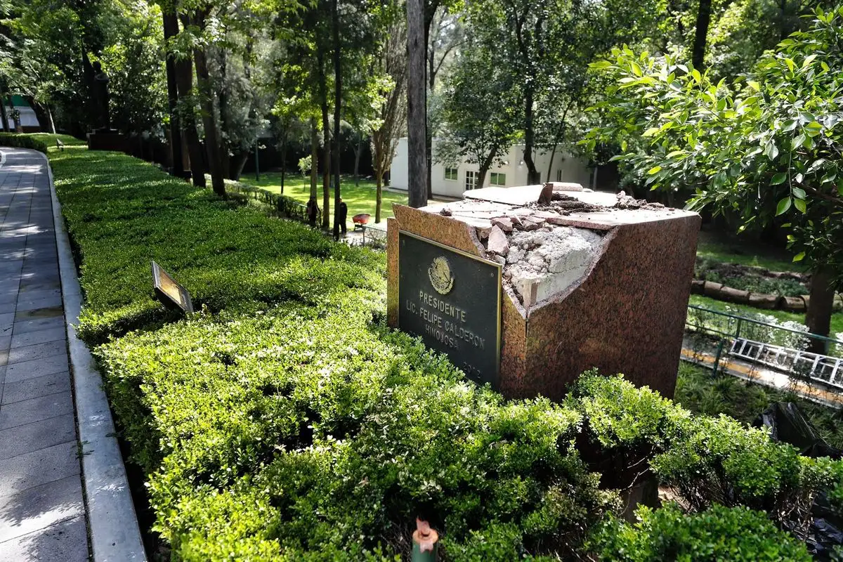La escultura del ex presidente fue derribada por un árbol en el Centro Cultural Los Pinos tras las fuertes lluvias en la capital. La Secretaría de Cultura evalúa los daños para proceder a la restauración. 
