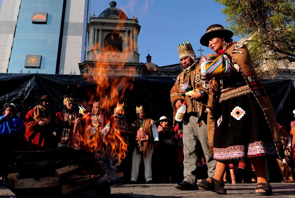 Ritual tradicional de incienso en agradecimiento a la Pachamama - Madre Tierra- antes de la ceremonia de inauguración del nuevo presidente boliviano Luis Arce Catacora, en la plaza principal de La Paz, el 8 de noviembre de 2020. Foto Afp