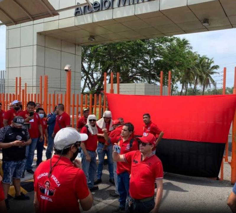 La semana pasada mineros de la siderúrgica Acerlor Mittla, ubicada en Michoacán, emprendieron un movimiento de huelga que la empresa asegura que es ilegal. Foto La Jornada