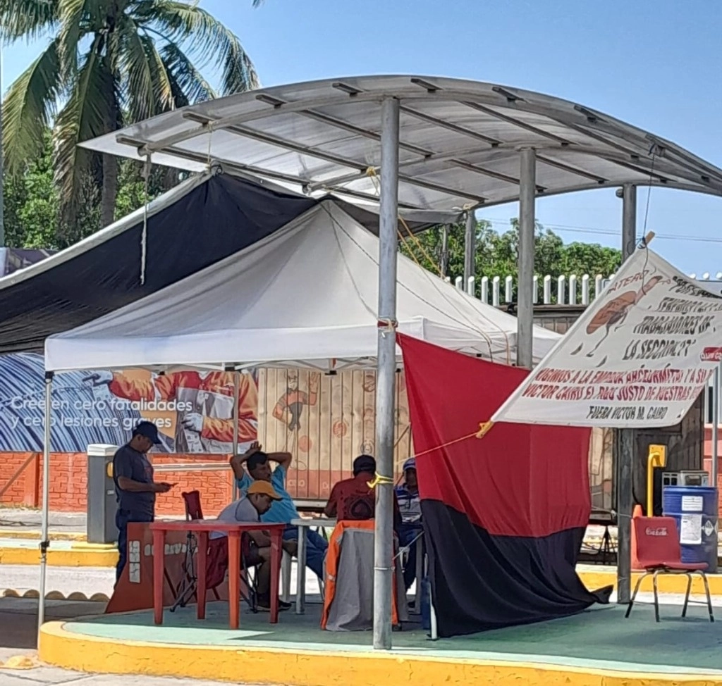 Integrantes de la sección 271 del Sindicato Nacional Minero que mantienen un bloqueo en la puerta 2 de acceso a las instalaciones de la acerera ArcelorMittal, en el municipio de Lázaro Cárdenas, Michoacán. Foto La Jornada