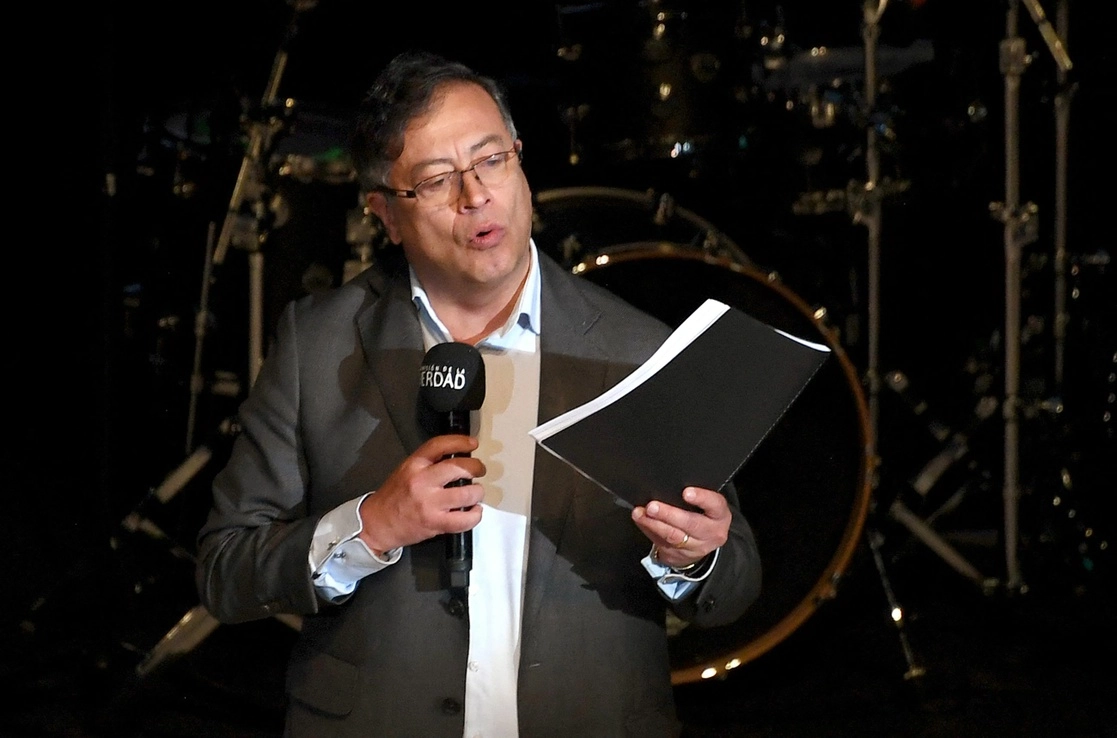 El presidente electo de Colombia, Gustavo Petro, había sido acusado de crímenes de lesa humanidad, como "uno de los máximos responsables" de la guerrilla del M-19. En la imagen, durante la presentación del informe final de la Comisión de la Verdad sobre el conflicto armado colombiano de décadas, en Bogotá, el 28 de junio de 2022. Foto Afp 