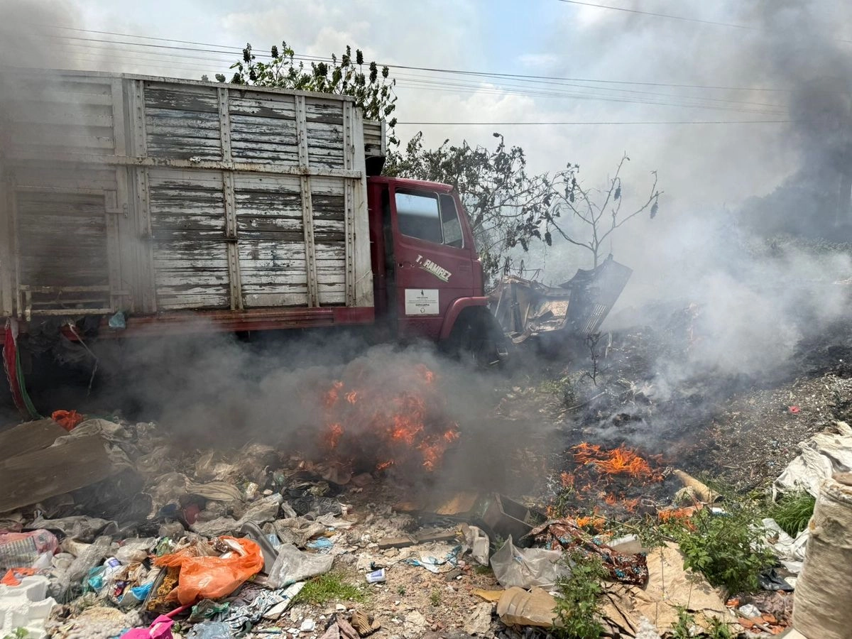 Los bomberos lograron sofocar el fuego y el predio quedó resguardado por la Policía Municipal.
