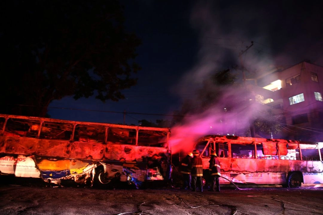 El ministro de Seguridad Pública, Luis Cordero, afirmó que “dada la forma en que se ejecutó, el tipo de incendio, el lugar donde ocurrió, las leyendas que se establecieron en el lugar que reivindican una asociación terrorista.