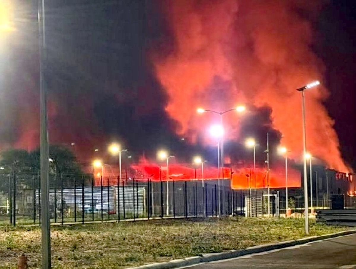 Hasta las 12 del día seguían los trabajos de remoción de escombros por parte de bomberos y elementos de Protección Civil.

