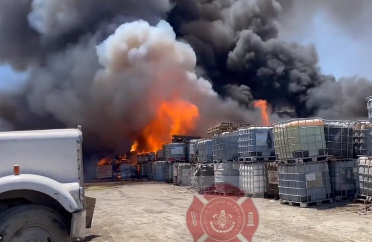 El incendio en una recicladora de químicos en Apodaca, Nuevo León movilizó a los cuerpo de Bomberos. Foto @saz2000
