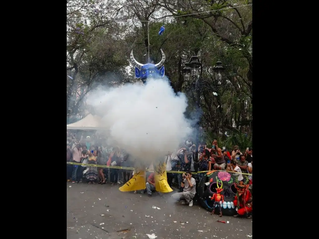 "Para que no los fueran a clausurar", este año los cartoneros de Santa María la Ribera no hicieron figuras de personajes políticos para la tradicional quema de diablitos. Un vecino lamentó no ver caracterizada a la alcaldesa de Cuauhtémoc, Sandra Cuevas, aunque en la exposición sí estaba una figura alusiva. Foto Víctor Camacho 