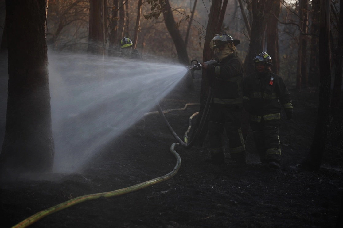 Bomberos trabajan en apagar un incendio en el Bosque de Chapultepec, el 19 de abril de 2021. Foto Cristina Rodríguez 
