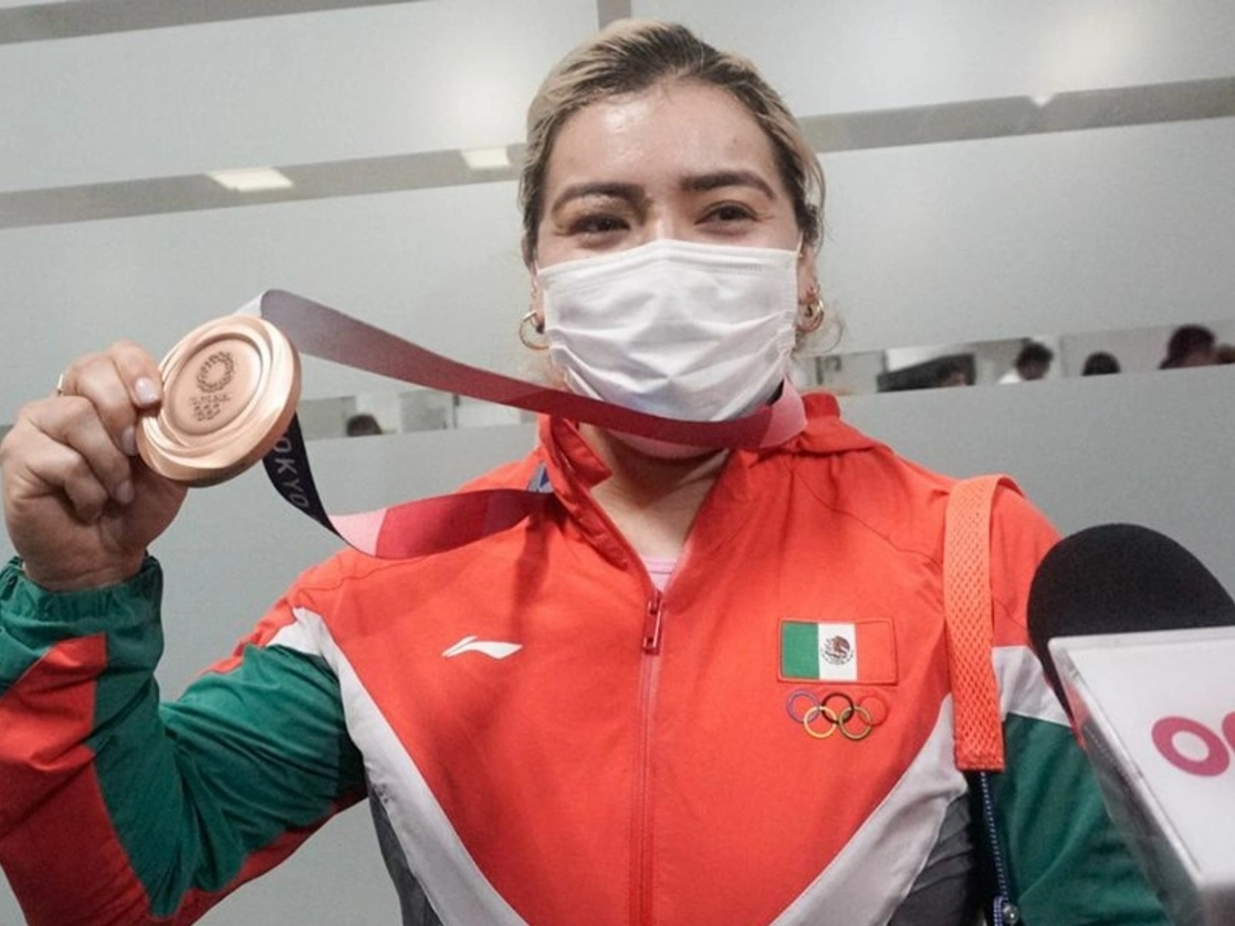La halterista Aremi Fuentes a su llegada al AICM. Foto Pablo Ramos